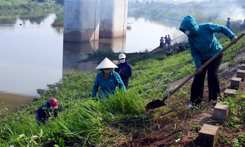 Mai Pha ra quân vệ sinh môi trường tại kè sông Kỳ Cùng khu vực công viên 15/6