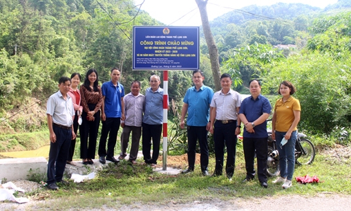 Liên đoàn Lao động thành phố Lạng Sơn bàn giao công trình "Đường điện thắp sáng đường thôn" tại xã Quảng