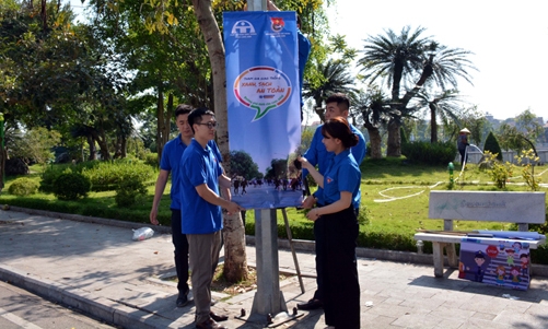 Ra quân tuyên truyền, treo băng rôn an toàn giao thông hưởng ứng “Tuần lễ an toàn giao thông đường bộ