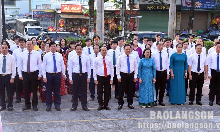 Đoàn đại biểu của tỉnh và thành phố Lạng Sơn dâng hương kỷ niệm 76 năm ngày Thương binh - Liệt sĩ