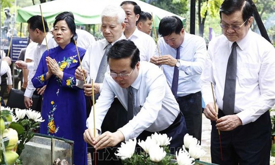 Chủ tịch nước Võ Văn Thưởng dự Lễ viếng các Anh hùng, Liệt sĩ tại Nghĩa trang Hàng Dương