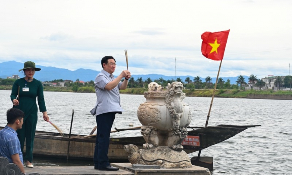 thắp hương tưởng nhớ Tổng Bí thư Lê Duẩn, dâng hương Nghĩa trang Liệt sĩ quốc gia Đường 9 và Trường Sơn