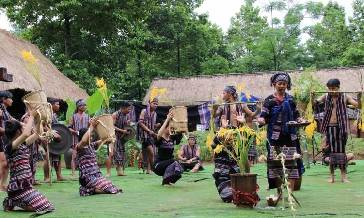 Về Làng trải nghiệm văn hóa truyền thống