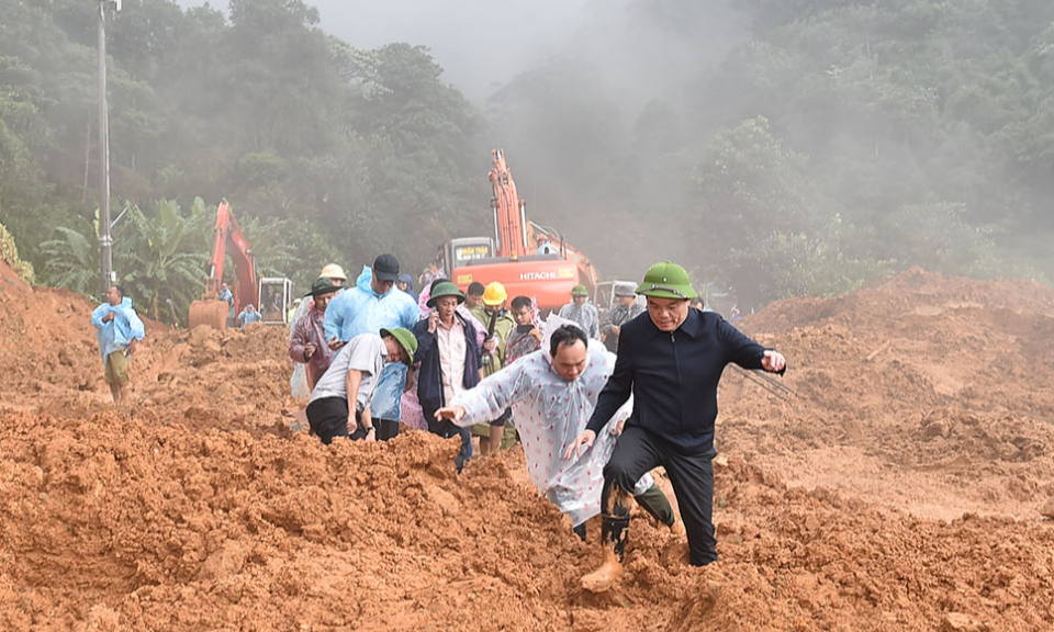 tướng Trần Lưu Quang đến hiện trường kiểm tra, chỉ đạo khắc phục hậu quả vụ sạt lở nghiêm trọng tại Lâm