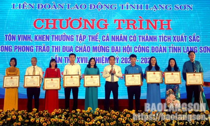 thưởng 68 tập thể, cá nhân có thành tích xuất sắc trong phong trào thi đua chào mừng Đại hội Công đoàn tỉnh