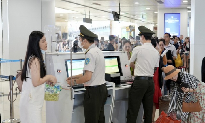 'Check-in' sân bay bằng tài khoản VNeID còn nhiều bất cập