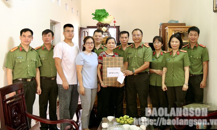 Công an tỉnh thăm, tặng quà người có công, gia đình liệt sĩ nhân kỷ niệm 76 năm Ngày Thương binh, liệt