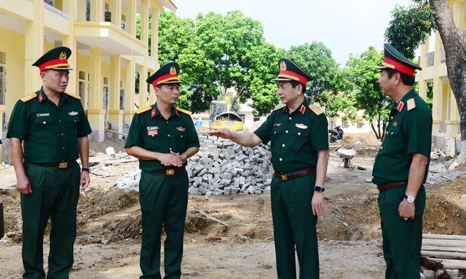 Đại tướng Phan Văn Giang kiểm tra Trung đoàn 102