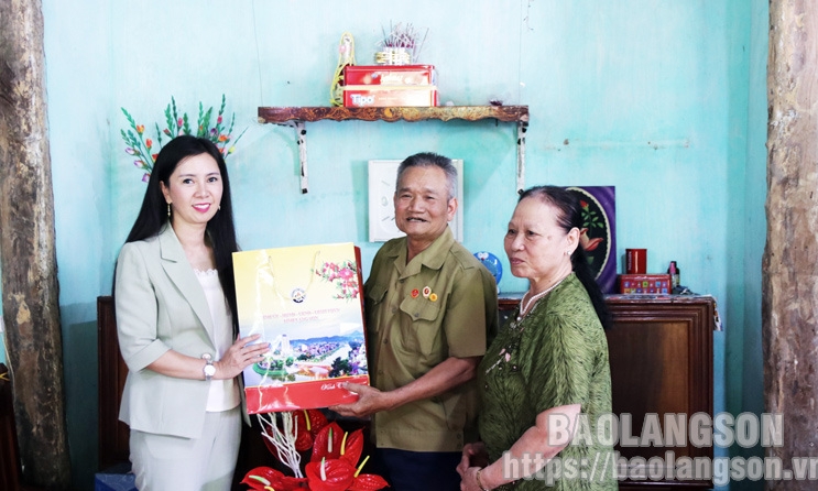 Lãnh đạo UBND tỉnh thăm, tặng quà gia đình chính sách, người có công tại huyện Đình Lập