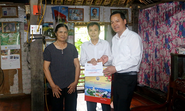 Đoàn công tác của tỉnh thăm, tặng quà gia đình chính sách, người có công tại huyện Bắc Sơn