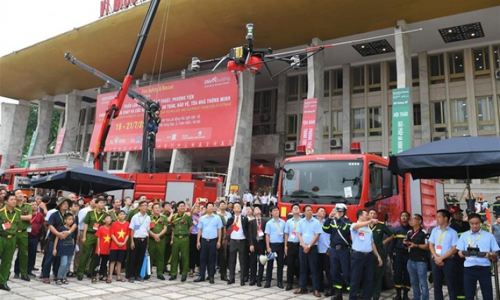 Xem máy bay không người lái, robot và trải nghiệm kỹ năng thoát nạn tại Triển lãm Quốc tế về PCCC&CNCH