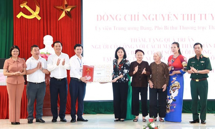 Tiếp tục thực hiện đầy đủ, kịp thời các chính sách ưu đãi đối với người có công