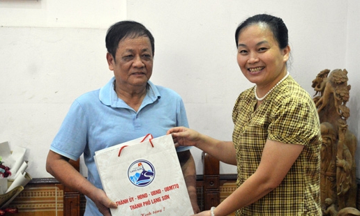 Lãnh đạo thành phố Lạng Sơn thăm, tặng quà gia đình chính sách, người có công nhân kỷ niệm ngày thương