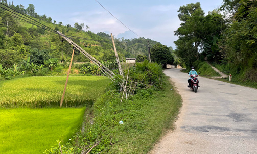 Cột điện nghiêng đổ tiềm ẩn nguy cơ gây mất an toàn