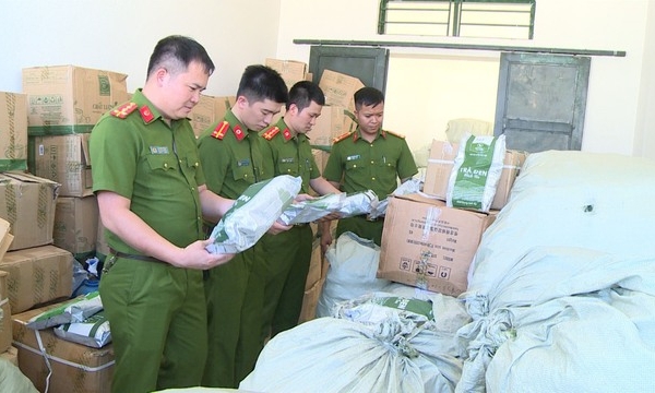 Hàng tấn nguyên liệu giả làm trà sữa bị phát hiện