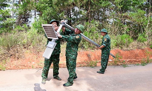 Chung tay xây dựng công trình “Thắp sáng đường tuần tra biên giới”