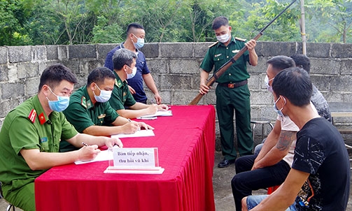 Vận động thu hồi vũ khí, vật liệu nổ, góp phần giữ gìn bình yên địa bàn biên giới