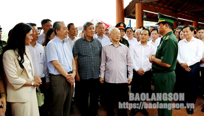 Tổng Bí thư Nguyễn Phú Trọng và các thành viên Đoàn công tác Trung ương nghe báo cáo về tình hình hoạt động xuất nhập cảnh, xuất nhập khẩu tại khu vực cửa khẩu quốc tế Hữu Nghị