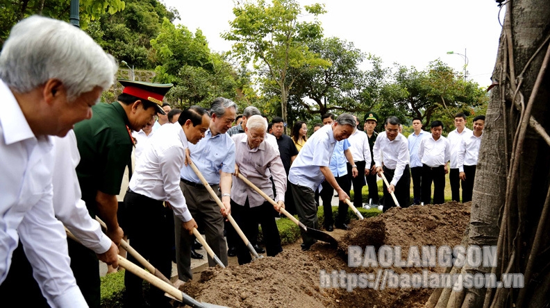 Tổng Bí thư Nguyễn Phú Trọng và các thành viên Đoàn công tác Trung ương, các đồng chí lãnh đạo tỉnh Lạng Sơn trồng cây lưu niệm tại khuôn viên của Cửa khẩu Quốc tế Hữu Nghị