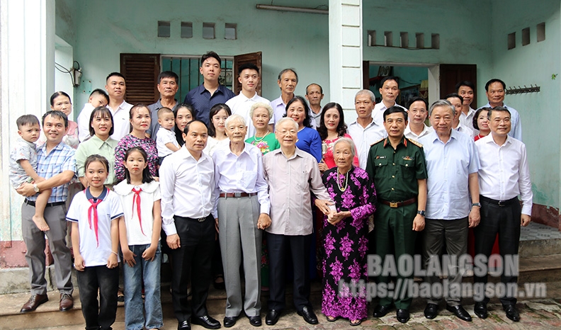 Tổng Bí thư Nguyễn Phú Trọng và thành viên đoàn công tác chụp ảnh lưu niệm cùng gia đình ông Nguyễn Khoát