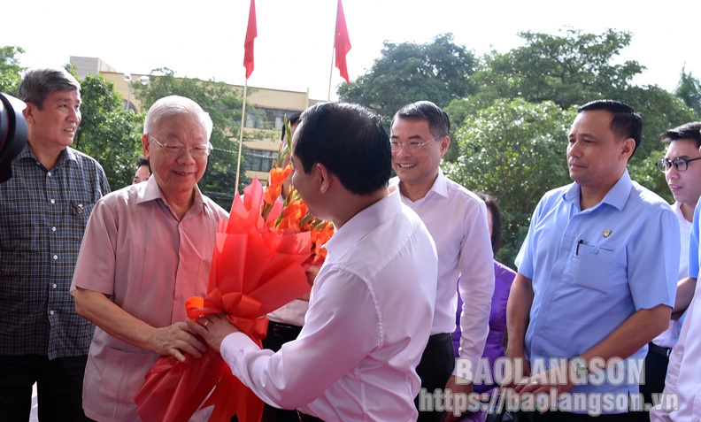 Đồng chí Nguyễn Quốc Đoàn, Ủy viên Trung ương Đảng, Bí thư Tỉnh ủy Lạng Sơn tặng hoa Tổng Bí thư Nguyễn Phú Trọng 