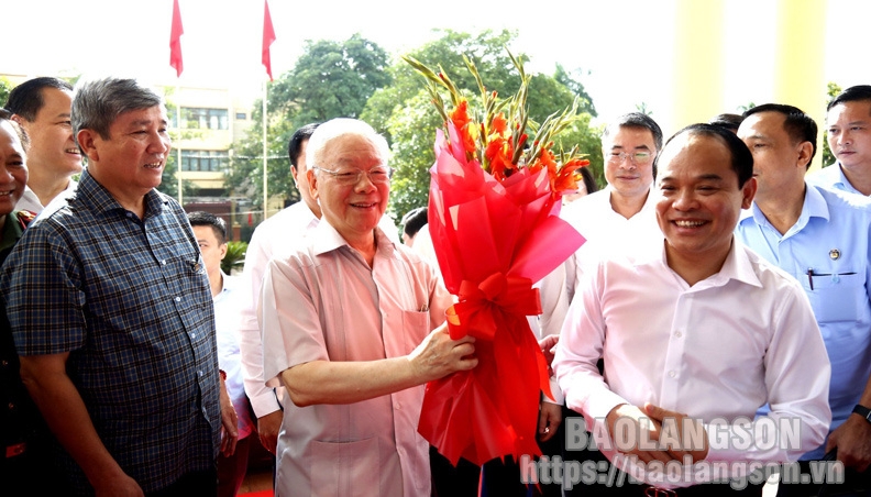 Đồng chí Nguyễn Quốc Đoàn, Ủy viên Trung ương Đảng, Bí thư Tỉnh ủy Lạng Sơn tặng hoa Tổng Bí thư Nguyễn Phú Trọng 