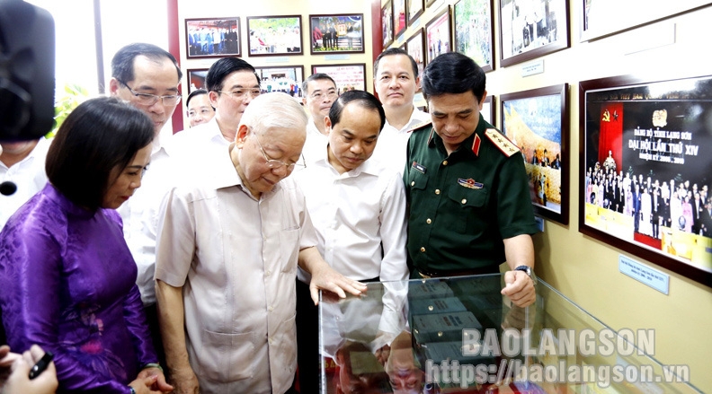 Tổng Bí thư Nguyễn Phú Trọng và đoàn công tác tham quan gian trưng bày Đảng bộ tỉnh Lạng Sơn 90 năm xây dựng và phát triển 