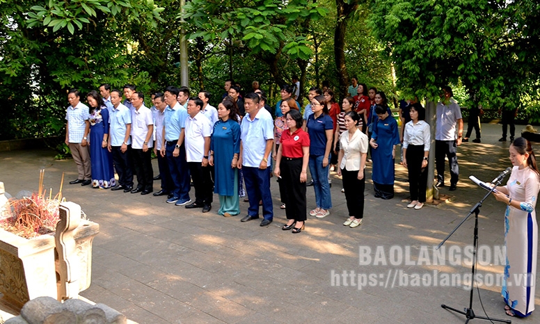 Cơ quan báo Đảng các tỉnh dâng hương tưởng niệm các Vua Hùng