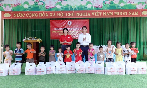 Hội Chữ thập đỏ tỉnh tặng quà học sinh, cán bộ, hội viên chữ thập đỏ có hoàn cảnh khó khăn