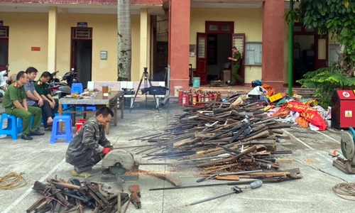 Công an huyện Tràng Định phối hợp tiêu hủy hàng trăm vũ khí, vật liệu nổ và công cụ hỗ trợ