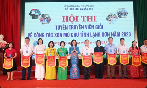 11 đội tham dự Hội thi tuyên truyền viên giỏi về công tác xóa mù chữ