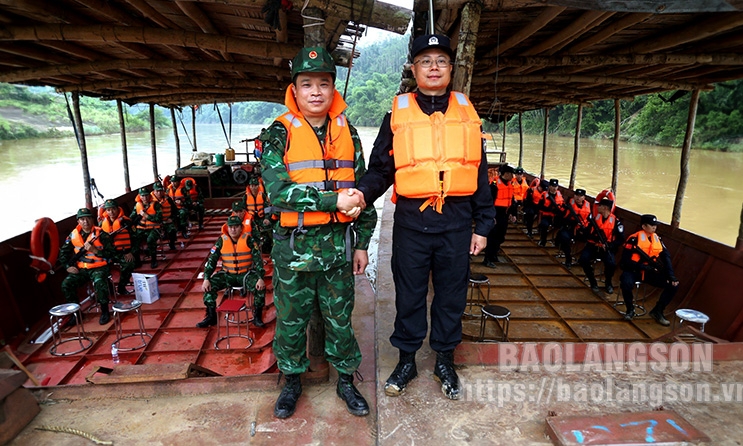 Đồn Biên phòng Bình Nghi và Đại đội quản lý biên giới Bằng Tường phối hợp tuần tra liên hợp