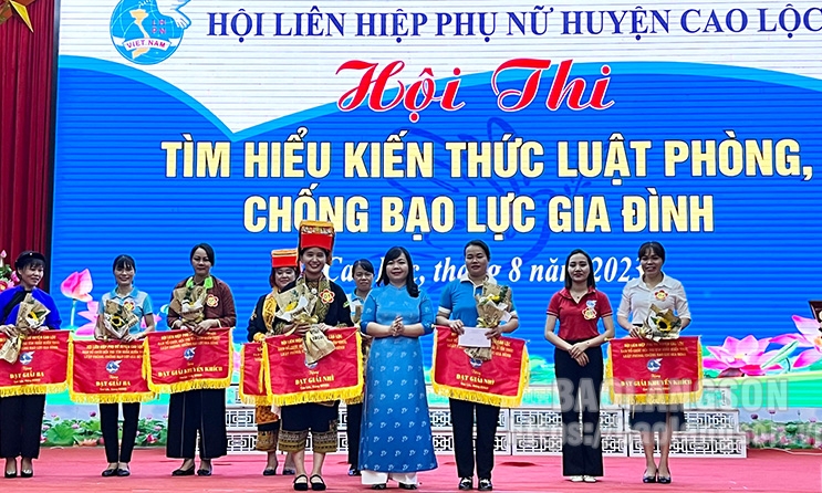 Đội thi xã Phú Xá giành giải nhất Hội thi Tìm hiểu kiến thức Luật Phòng, chống bạo lực gia đình huyện