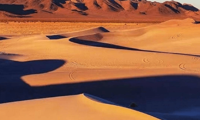 Có gì dưới lớp cát dày của sa mạc Sahara?