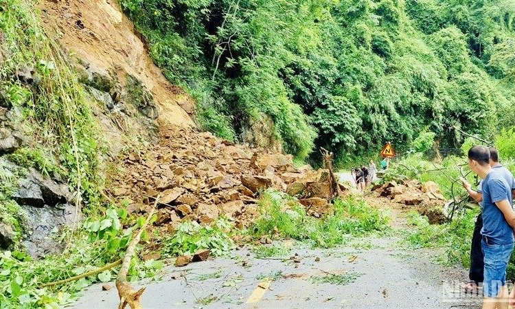 Sạt lở đất gây ách tắc giao thông, vùi lấp phòng học tại Cao Bằng