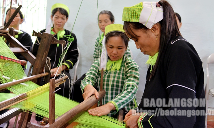 Khai giảng Lớp truyền dạy thực hành nghề thêu, dệt thổ cẩm dân tộc Nùng Phàn SLình Xã Hải Yến, huyện Cao