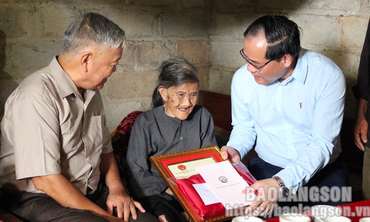 Lãnh đạo tỉnh thăm, chúc thọ, mừng thọ tại huyện Lộc Bình