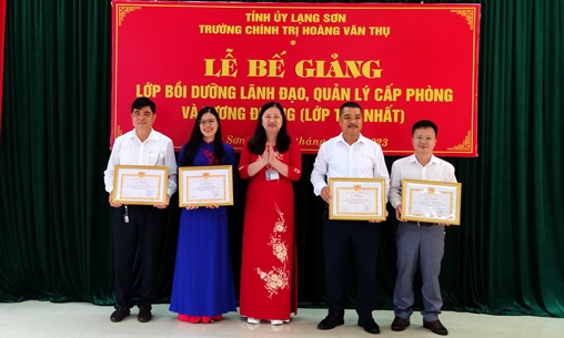 Bế giảng lớp bồi dưỡng lãnh đạo, quản lý cấp phòng và tương đương năm 2023