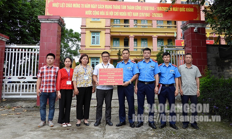 Bàn giao công trình thắp sáng đường giao thông nông thôn tại xã Vạn Linh