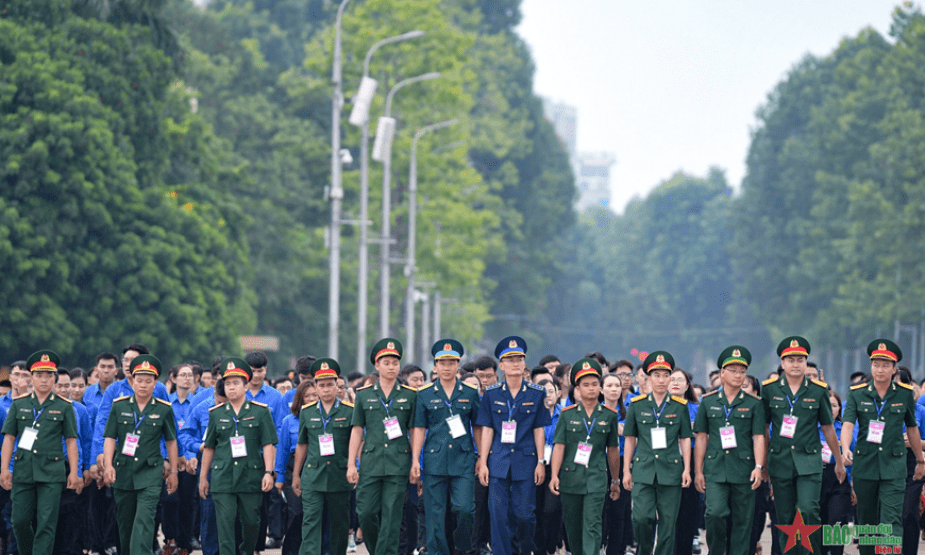 420 đại biểu thanh niên tiên tiến báo công và vào Lăng viếng Bác