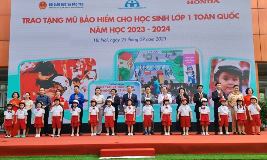 Trao tặng 2 triệu mũ bảo hiểm cho học sinh lớp 1 trên toàn quốc