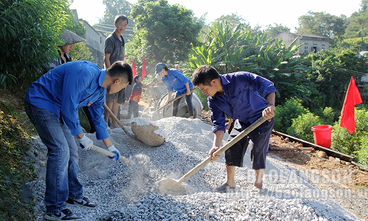 Thành đoàn Lạng Sơn tổ chức bê tông đường giao thông