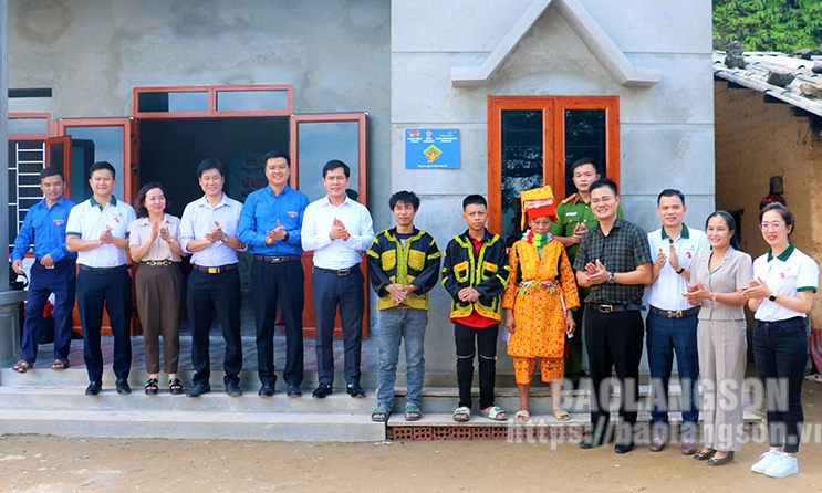 Cao Lộc: Khánh thành và bàn giao nhà Khăn quàng đỏ cho gia đình học sinh có hoàn cảnh khó khăn