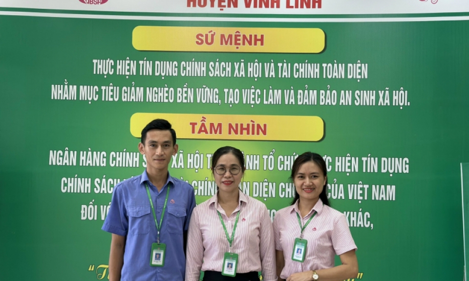 Cán bộ ngân hàng nhanh trí giúp một nữ khách hàng tránh được vụ lừa