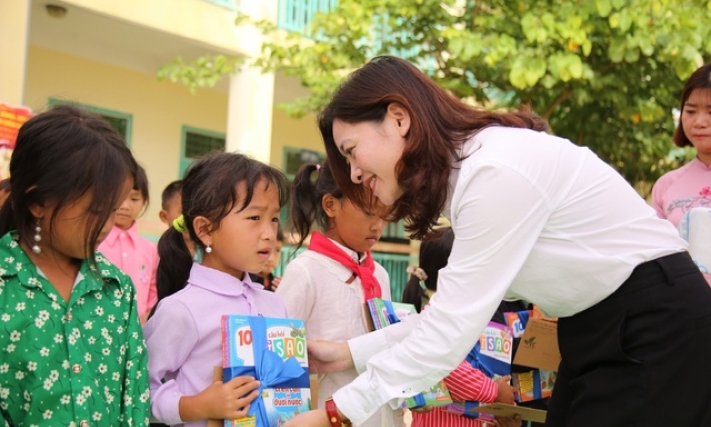 Trao trường đẹp, 'cây cầu hạnh phúc' cho học sinh dân tộc thiểu số trong ngày khai giảng