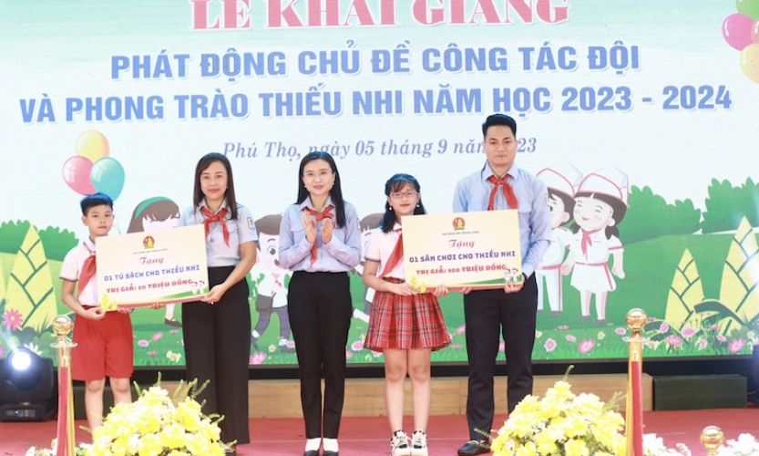 “Thiếu nhi Việt Nam; Chăm ngoan, học tốt; Tiếp bước cha anh”