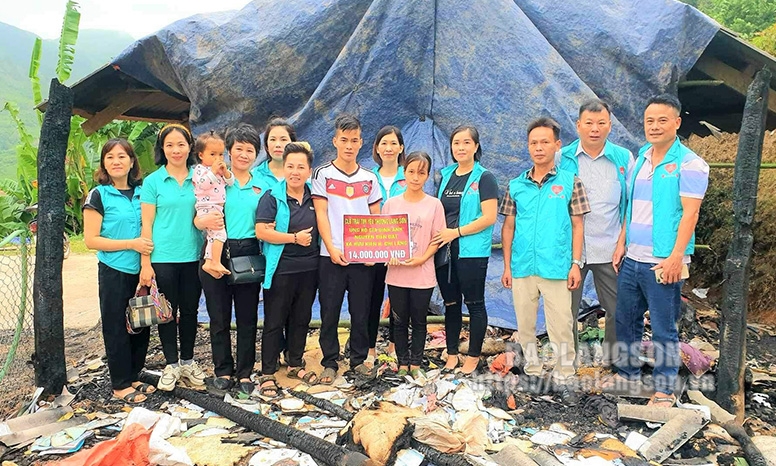 Chi Lăng: Hỗ trợ 14 triệu đồng cho gia đình bị cháy nhà