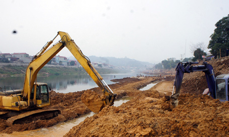 Dự án kè bảo vệ bờ sông Kỳ Cùng: Nhà thầu chây ì thực hiện thanh thải lòng sông và dọn dẹp bờ kè