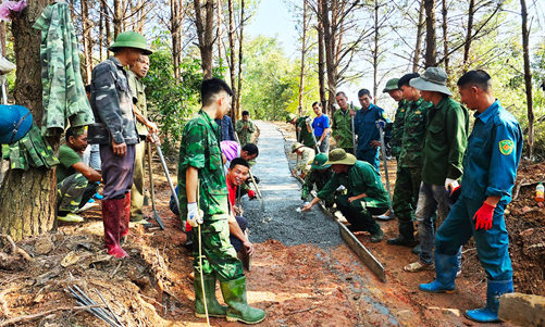 Đồn Biên phòng Pò Mã tổ chức xây dựng đường lên cột mốc