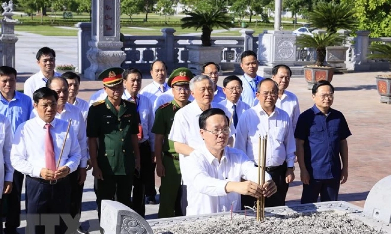 Chủ tịch nước Võ Văn Thưởng dâng hương tại Di tích quốc gia đặc biệt Địa điểm chiến thắng Xương Giang